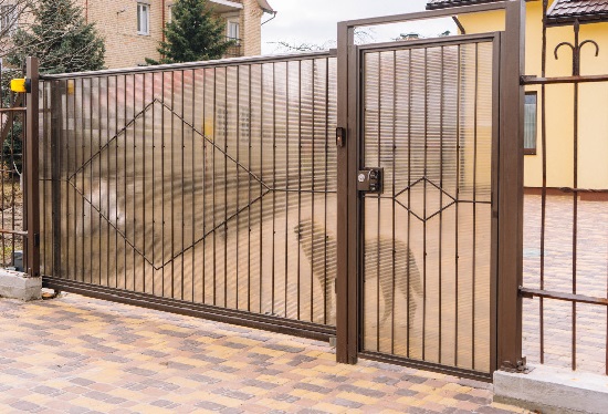 Купить ворота из профлиста с элементами ковки, с металлическими столбами в рамке или под дерево в Моршанске от 153420 руб